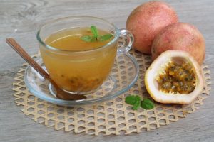 Chás para dormir melhor: 7 receitas caseiras e eficazes