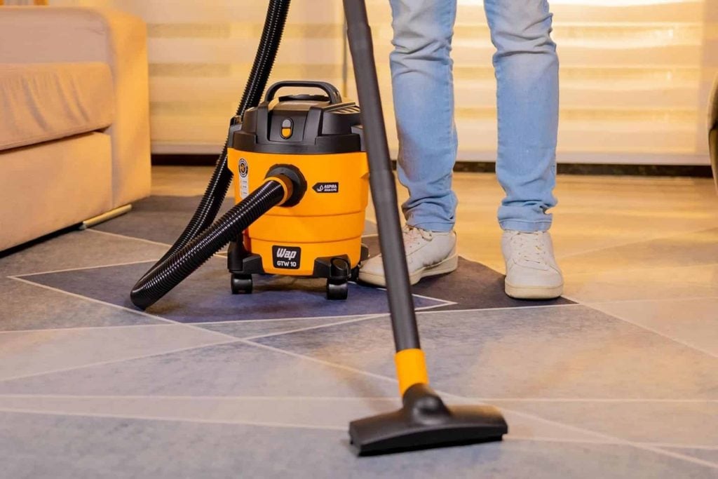 Limpeza completa: como usar o aspirador de pó e água?