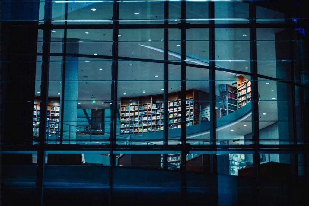 Vidros que geram energia podem mudar fachadas? O que a Coreia do Sul está desenvolvendo para prédios