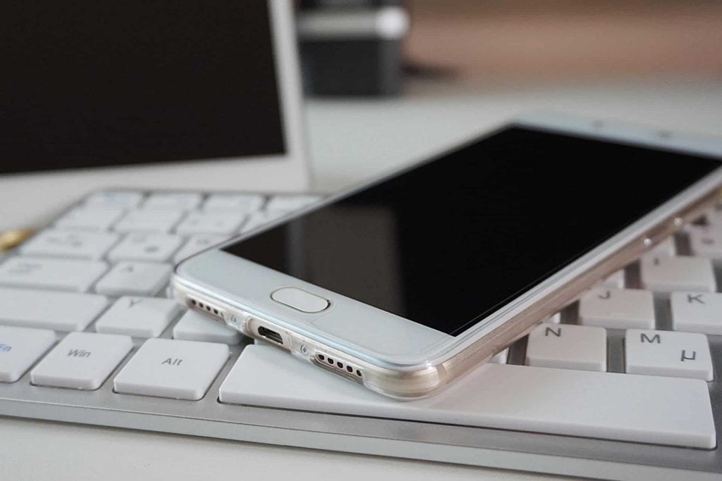 Você tem saudade do teclado físico no celular? O Clicks Communicator foi feito para você