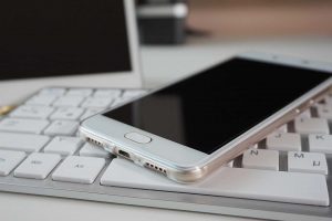 Você tem saudade do teclado físico no celular? O Clicks Communicator foi feito para você