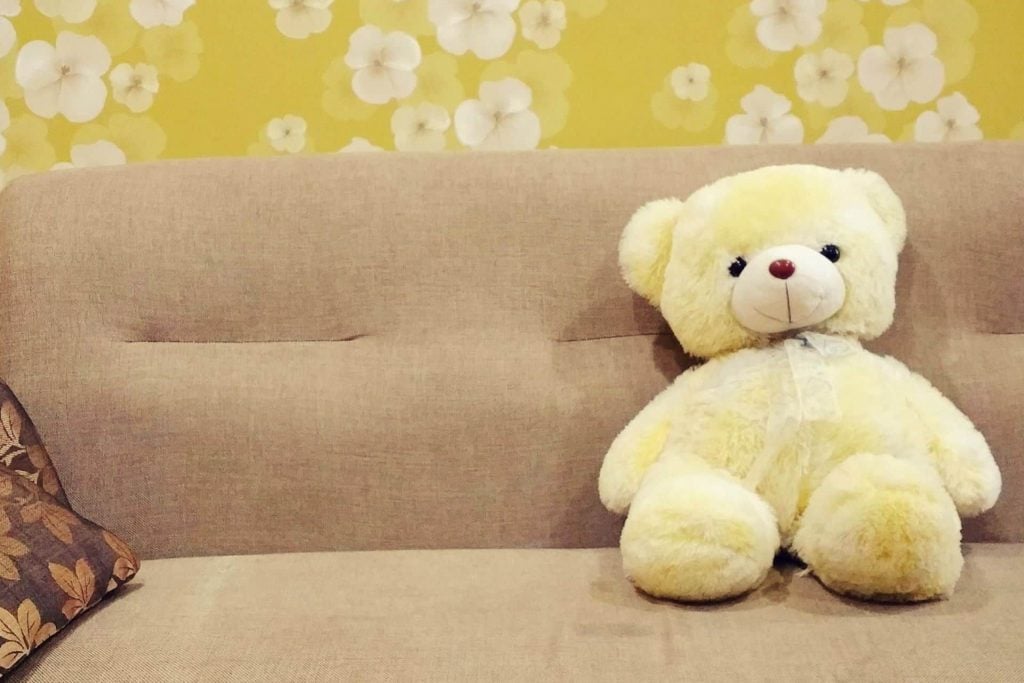 Mancha de chocolate no sofá: como tirar do estofado e qual extratora usar