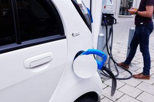 Carro elétrico e híbrido recarrega na descida? Entenda o freio regenerativo