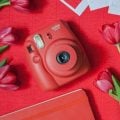 Instax Mini Evo: a câmera híbrida da Fujifilm que tem design dos anos 70