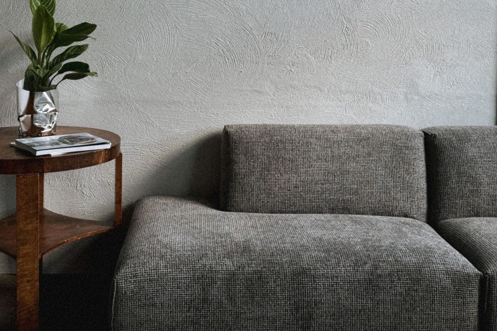 Sofá prensado funciona mesmo? Como a espuma a vácuo volta ao formato original