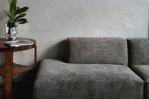 Sofá prensado funciona mesmo? Como a espuma a vácuo volta ao formato original