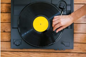 Um relógio para quem não abre mão do vinil