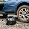 Enchedora de pneus a bateria vale a pena? Veja onde ela ajuda de verdade