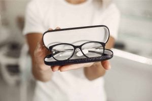 Lentes de ajuste fluido: como a tecnologia de Joshua Silver quer democratizar o acesso aos óculos