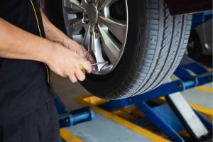 Carro elétrico sem estepe: é legal e o que fazer se o pneu furar?