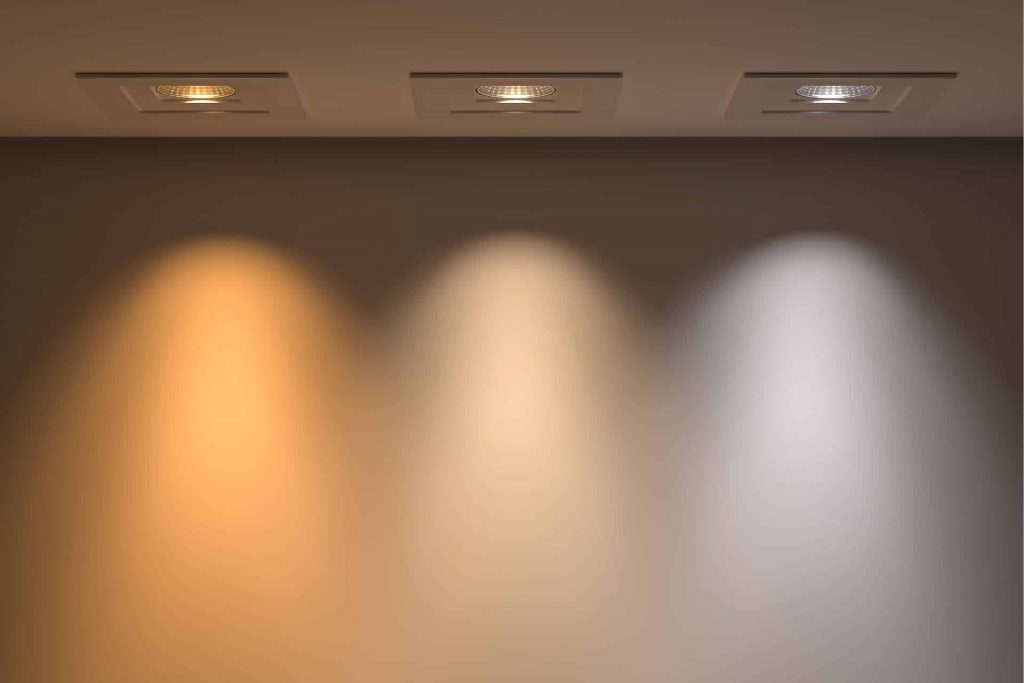 Como ajustar a iluminação da casa sem cansar a vista: o que muda entre sala, cozinha e áreas de uso diário