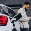 Conhece o JMEV EV2? O carro elétrico mais barato do Brasil estreia para uso urbano