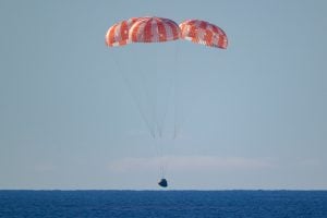 Astronautas da Artemis II pousam no Oceano Pacífico