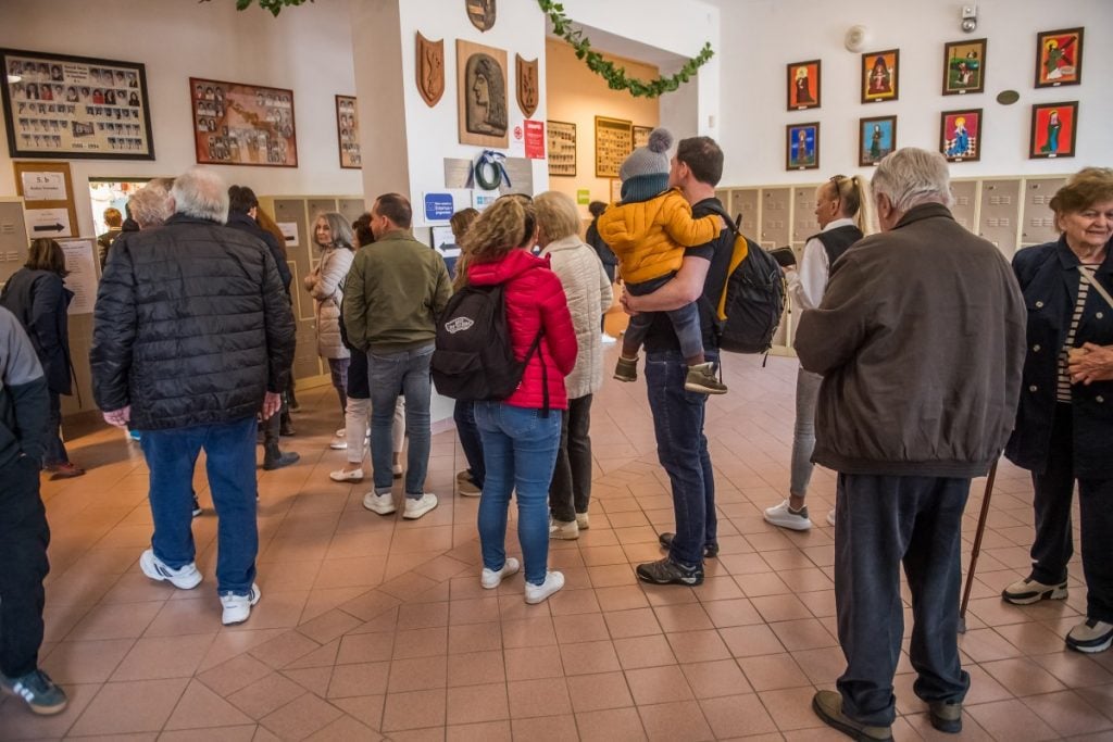 Termina a eleição na Hungria, com participação recorde e disputa Orbán x Magyar