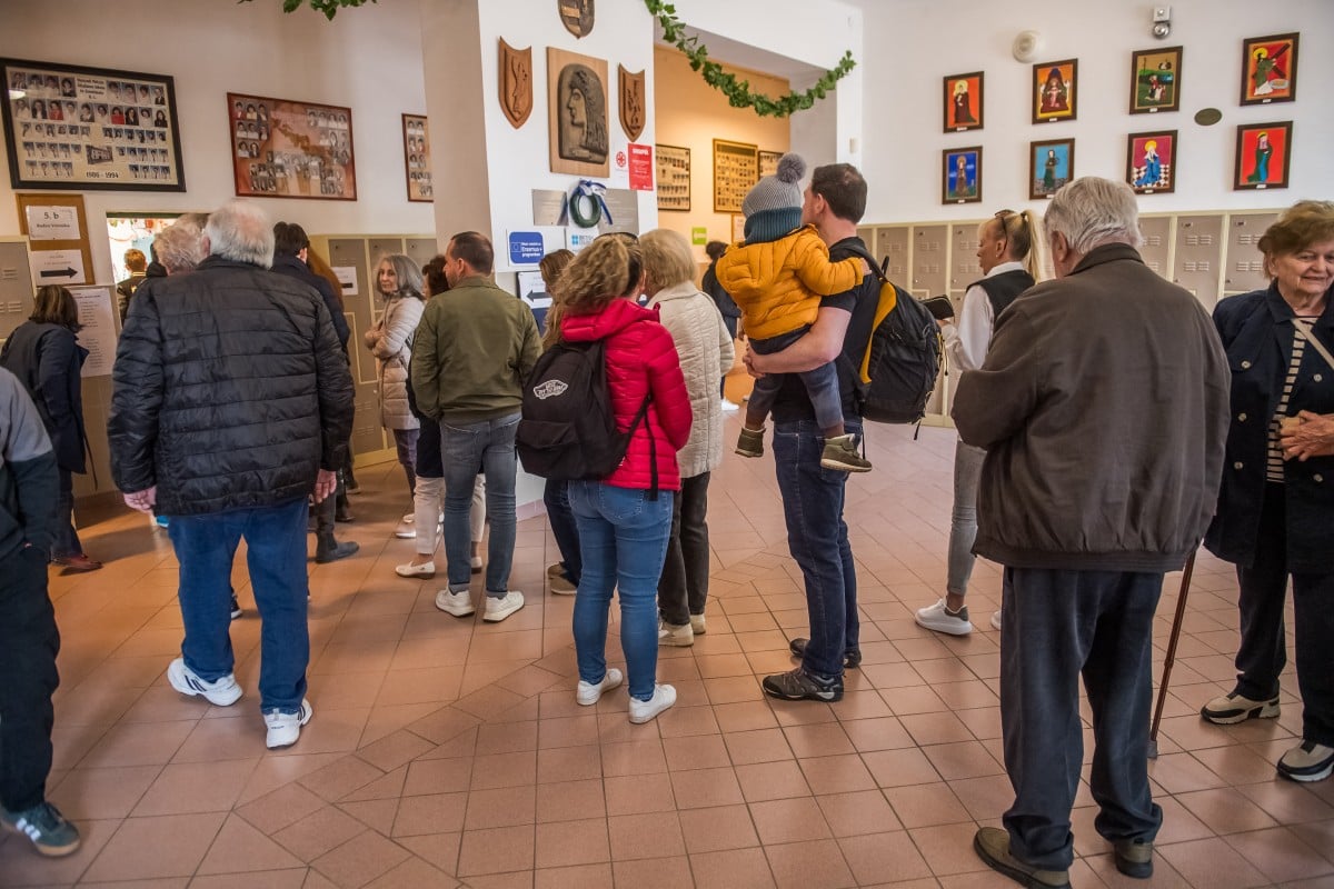 Termina a eleição na Hungria, com participação recorde e disputa Orbán x Magyar