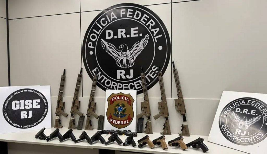 Em duas ações na Via Dutra, PF apreende 10 fuzis e 12 pistolas