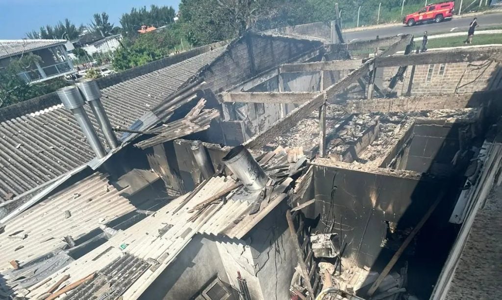 Avião de pequeno porte cai em Capão da Canoa sobre restaurante