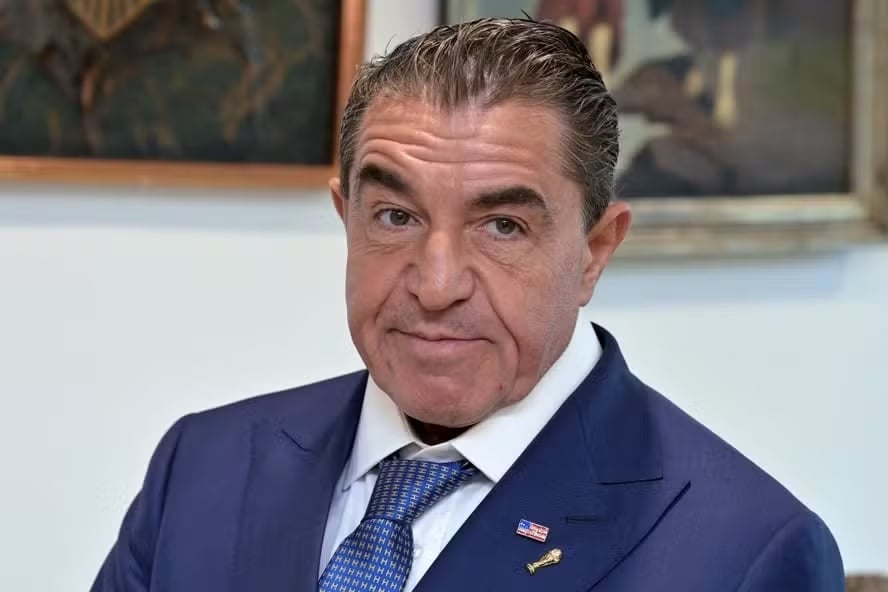 Gleisi quer tornar conselheiro de Trump ‘persona non grata’ após ofensas contra brasileiras