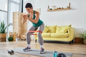 Treino em casa substitui a academia? Veja 5 pontos a considerar