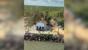 Capela do século XVI terá de sair de praia em Sergipe após juiz apontar risco pelo avanço do mar