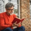 Leitura na terceira idade: veja como o hábito ajuda a fortalecer o cérebro