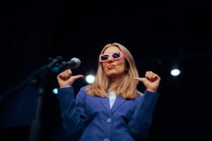 Falar sobre si mesmo sem parecer arrogante: o que separa autoridade de autopromoção