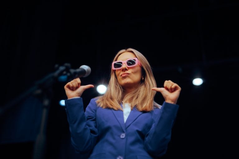 Falar sobre si mesmo sem parecer arrogante: o que separa autoridade de autopromoção