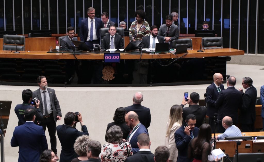 Câmara aprova multa para quem descartar lixo em vias públicas