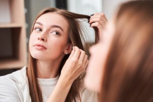 Queda de cabelo: entenda como deficiências nutricionais podem afetar os fios