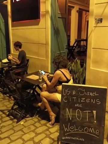 Procon multa bar na Lapa por placa que restringia entrada de norte-americanos e israelenses