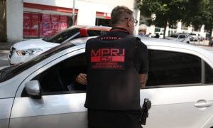 PMs do Rio são denunciados por desviar armas apreendidas em operações