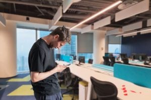 Tech neck: entenda como o uso excessivo de celular afeta a postura