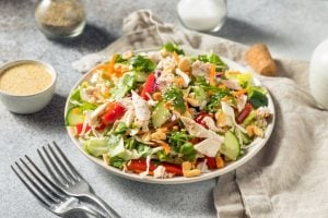 Salada com proteína: aprenda a preparar opção prática e nutritiva