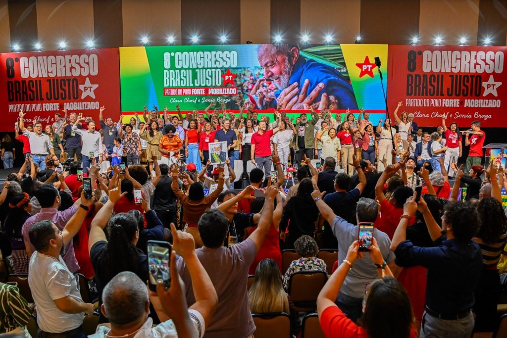 Com críticas a Trump e foco em reeleição de Lula, PT aprova manifesto