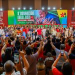 Com críticas a Trump e foco em reeleição de Lula, PT aprova manifesto