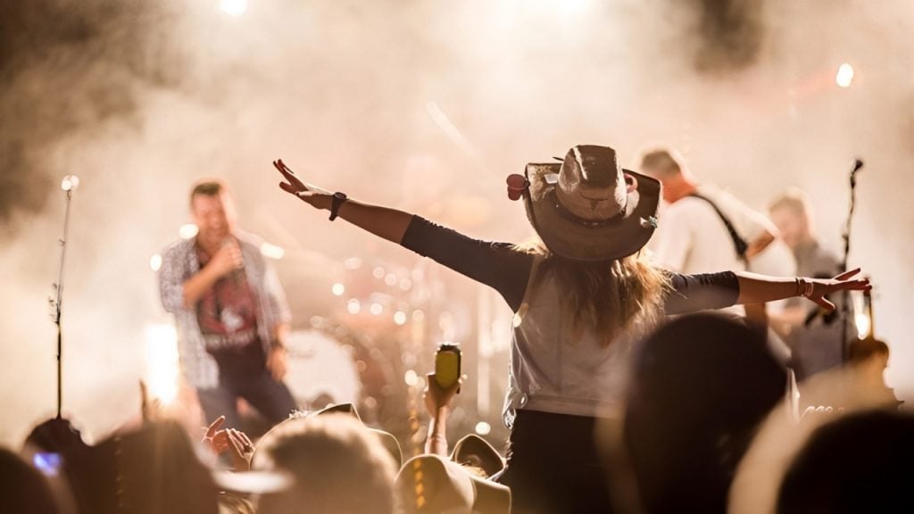 Reprimarização da economia impulsionou o sertanejo, diz sociólogo