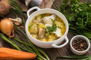 10 sopas ricas em proteínas para manter a dieta em dias frios