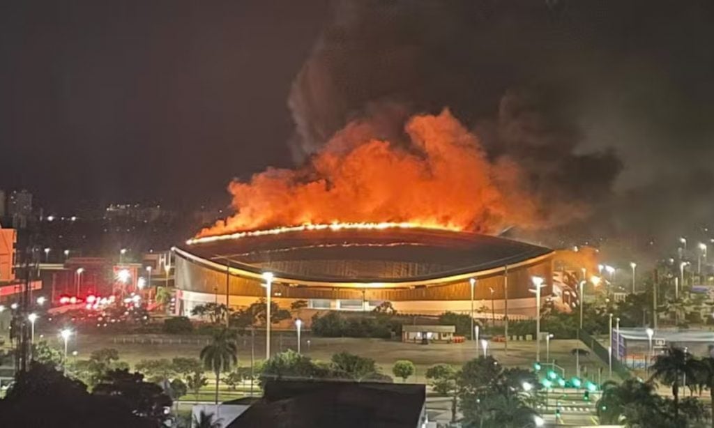 Incêndio atinge teto do velódromo olímpico do Rio