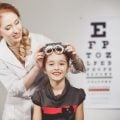 O que os pais precisam saber antes de escolher um tratamento de miopia para seus filhos