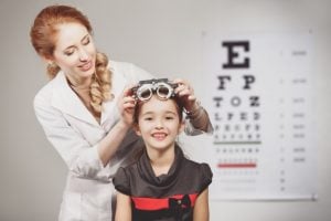 O que os pais precisam saber antes de escolher um tratamento de miopia para seus filhos