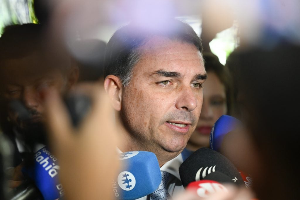PT pedirá a quebra dos sigilos bancário e telefônico de Flávio Bolsonaro