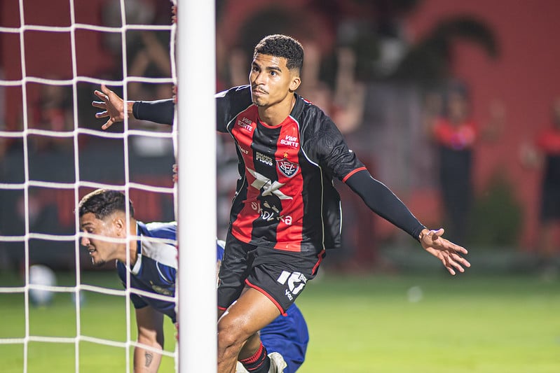 Vitória goleia o Coritiba no Barradão e sobe na tabela do Brasileiro