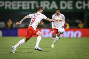 Bragantino vence a Chapecoense de virada fora de casa