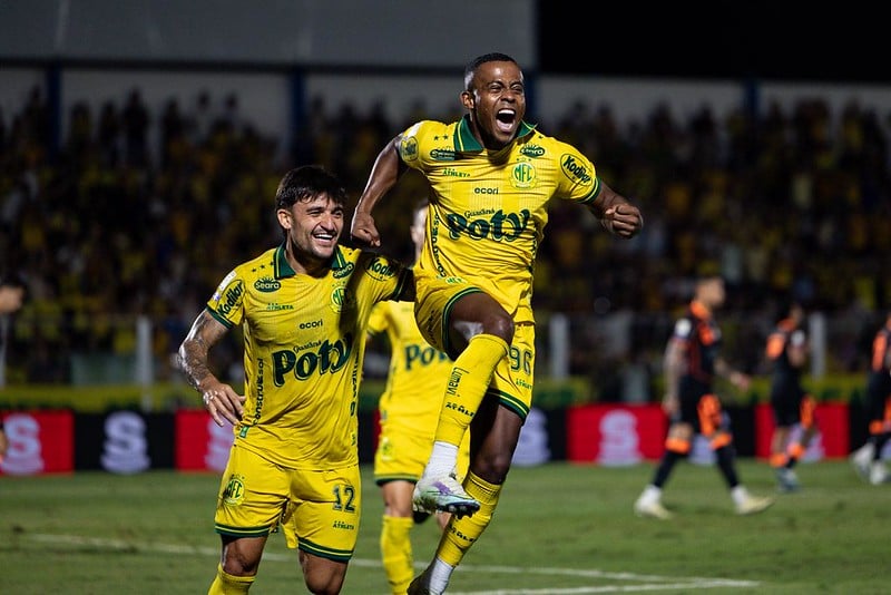Em Mirassol, Corinthians perde a primeira com Diniz e volta à zona do rebaixamento
