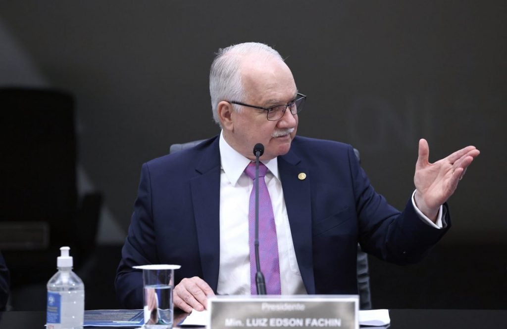 Fachin defende que Judiciário se afaste da política