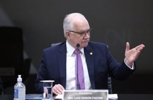 Fachin defende que Judiciário se afaste da política