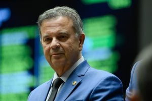 Os 4 senadores que votaram contra o fim da 6×1 na CCJ