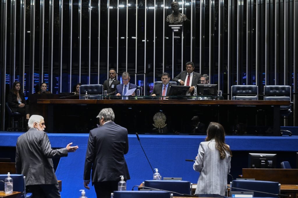 Senado aprova piso de R$ 5.130 para professores e nova regra de reajuste