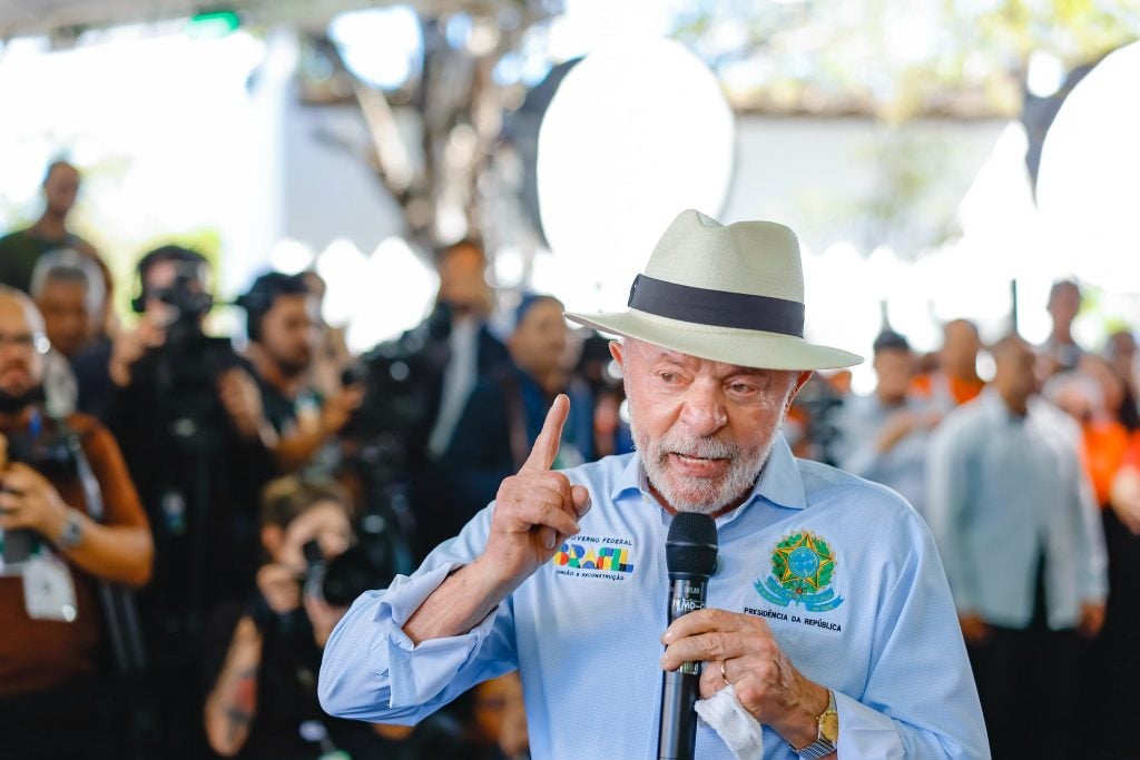 Lula chama Flávio de traidor e diz que Brasil não aceita ser tratado como ‘republiqueta’