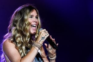 Florianópolis paga R$ 2,7 milhões por show de cantora de soul que aderiu ao conspiracionismo antivacina